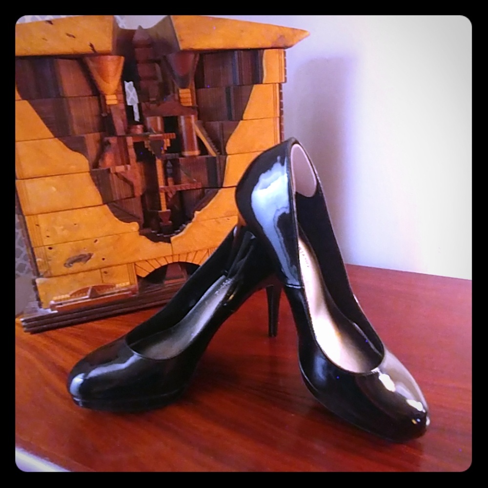 Black patent leather pumps